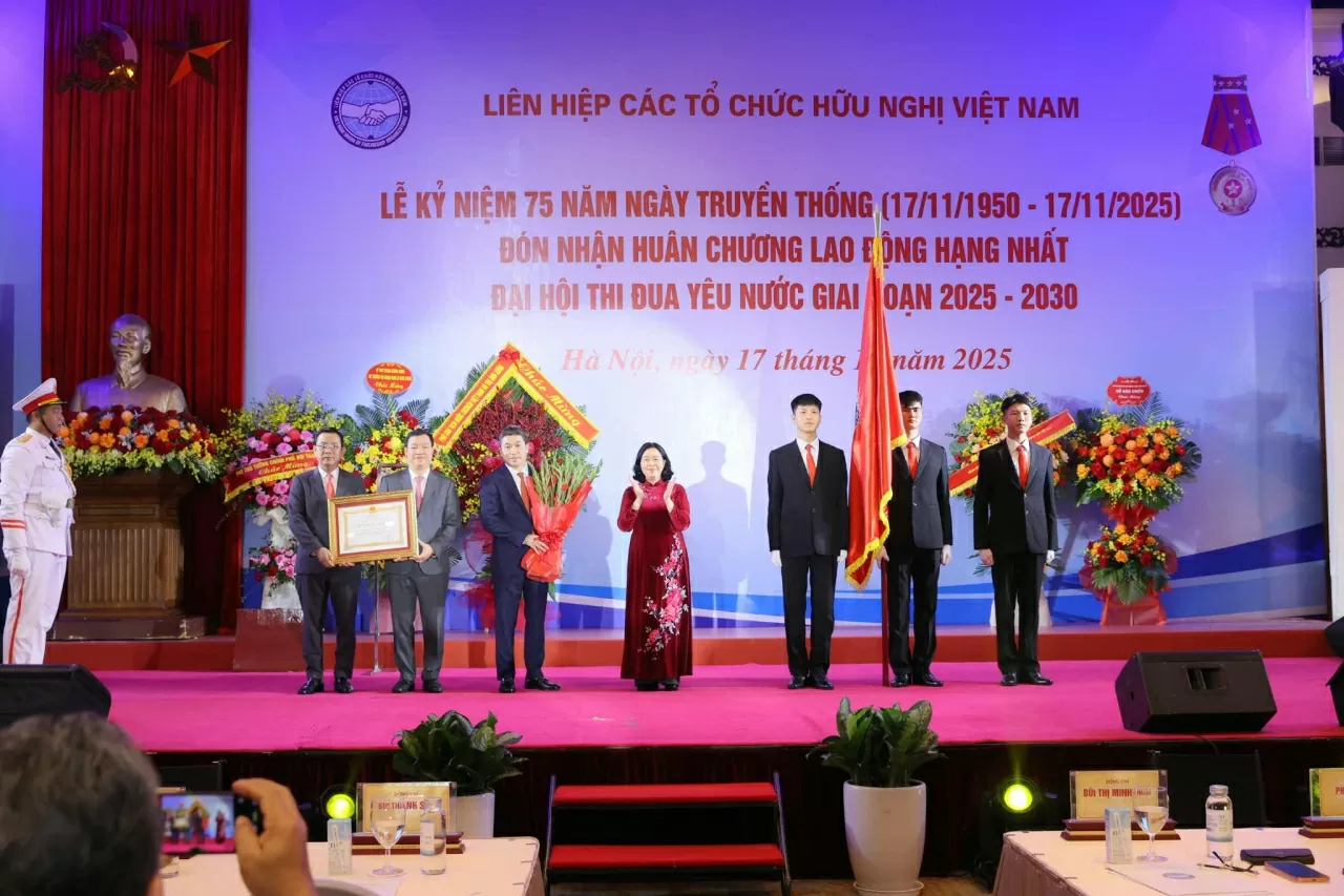 Vietnam Union of Friendship Organizations receives First-Class Labour Order