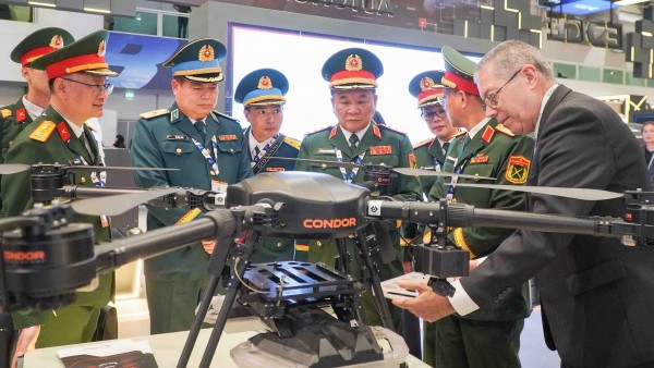 Deputy Defense Minister Hoang Xuan Chien attends Dubai Airshow