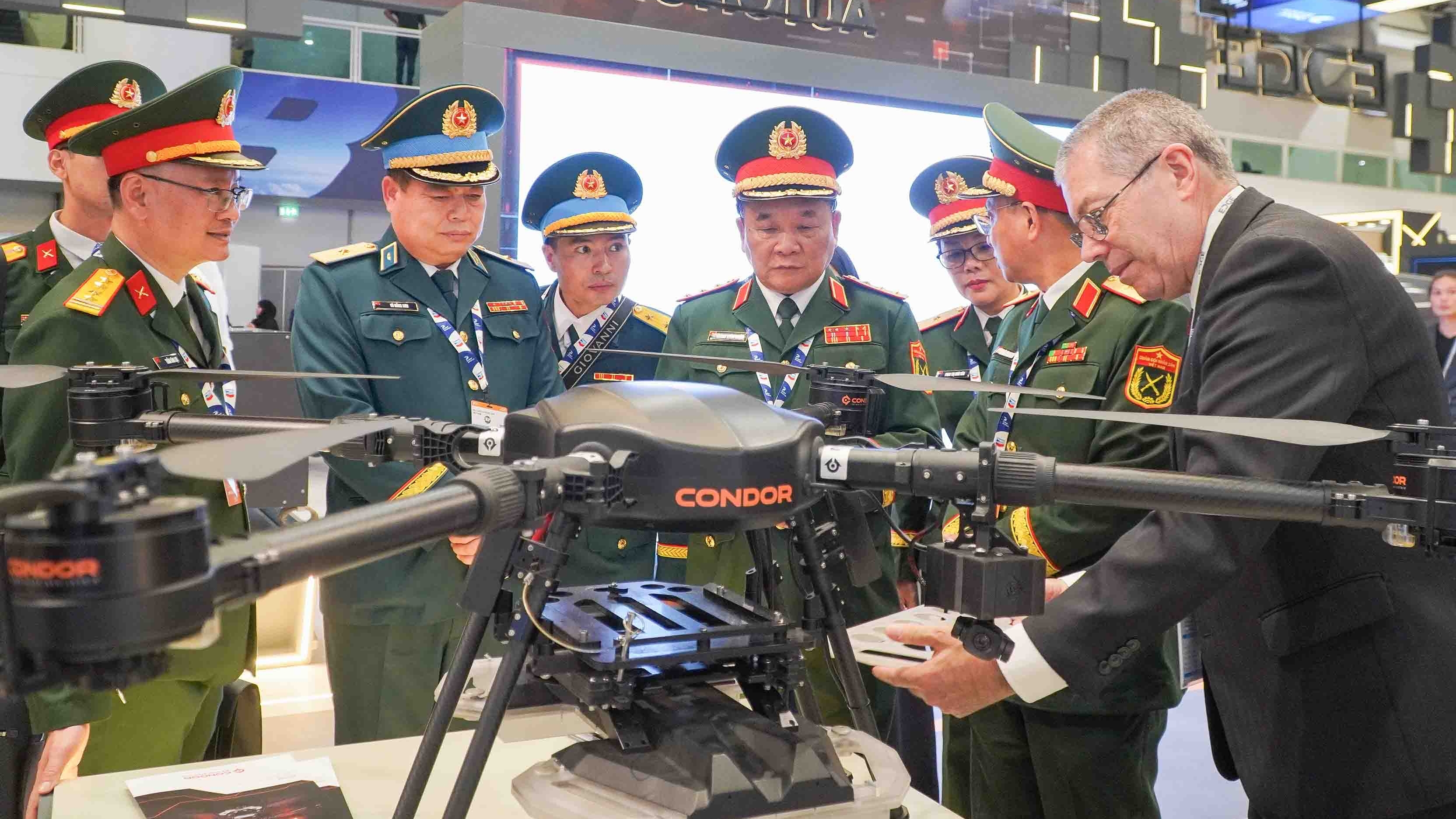 Deputy Defense Minister Hoang Xuan Chien attends Dubai Airshow