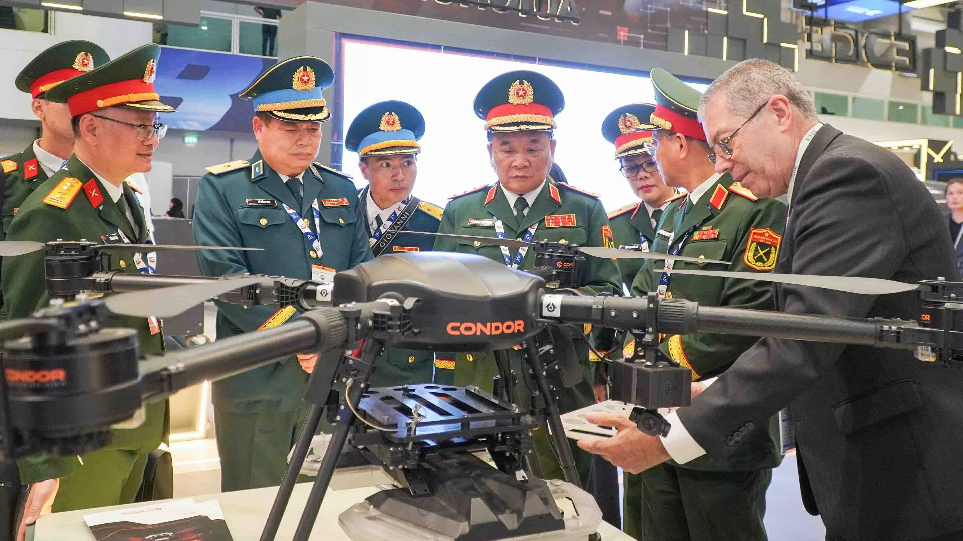 Deputy Defense Minister Hoang Xuan Chien attends Dubai Airshow