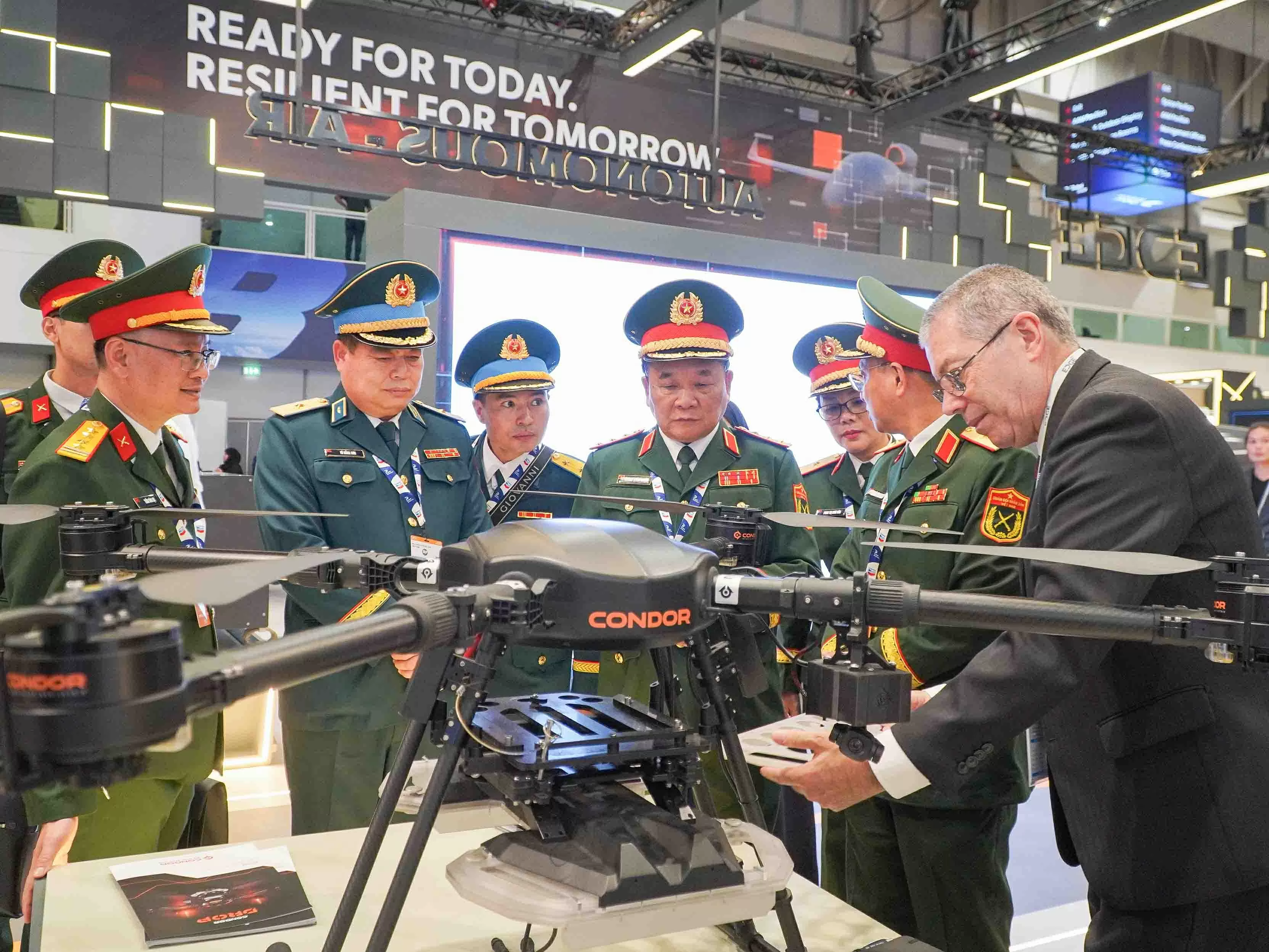Deputy Defense Minister Hoang Xuan Chien attends Dubai Airshow