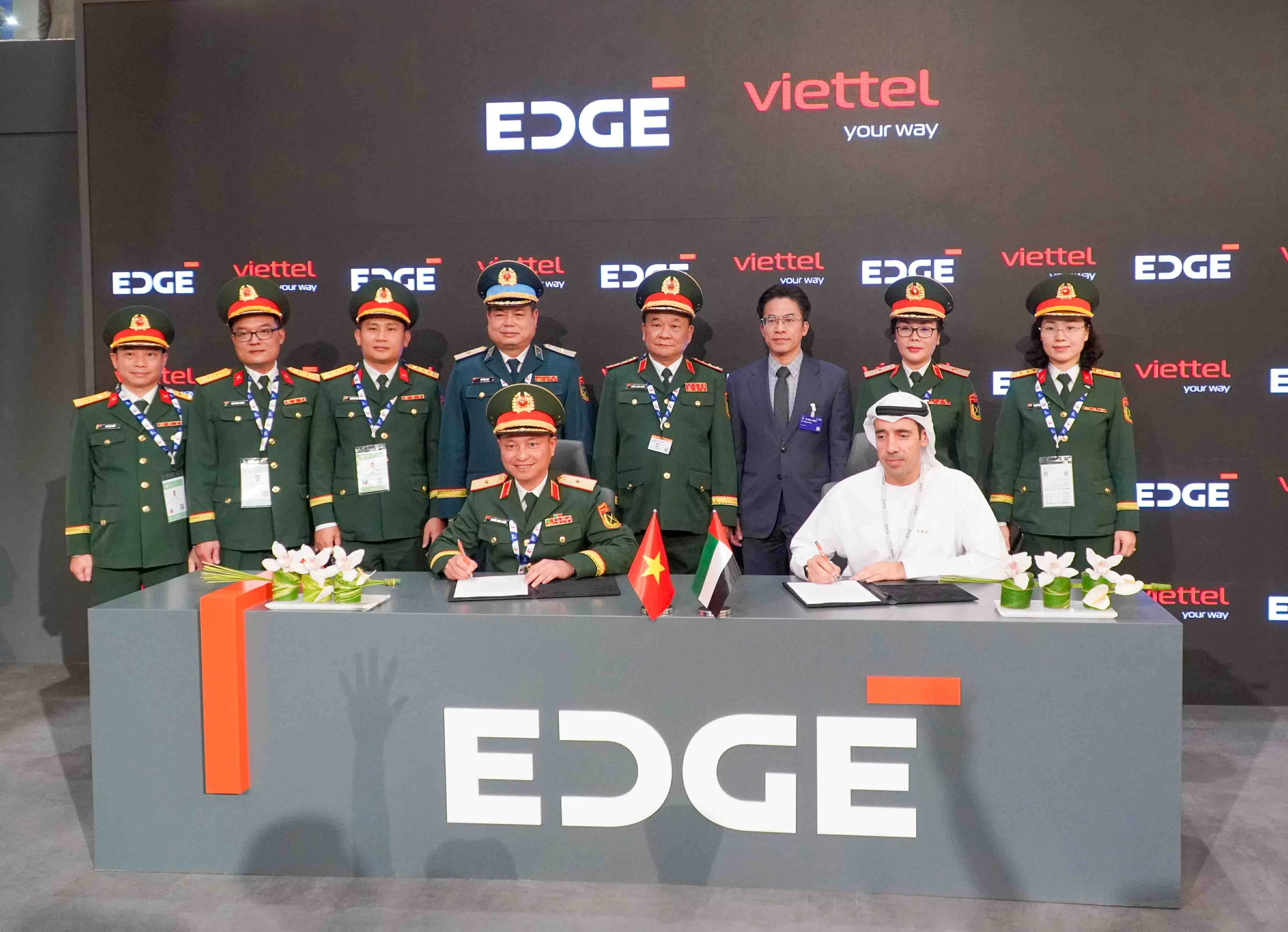 Deputy Defense Minister Hoang Xuan Chien attends Dubai Airshow