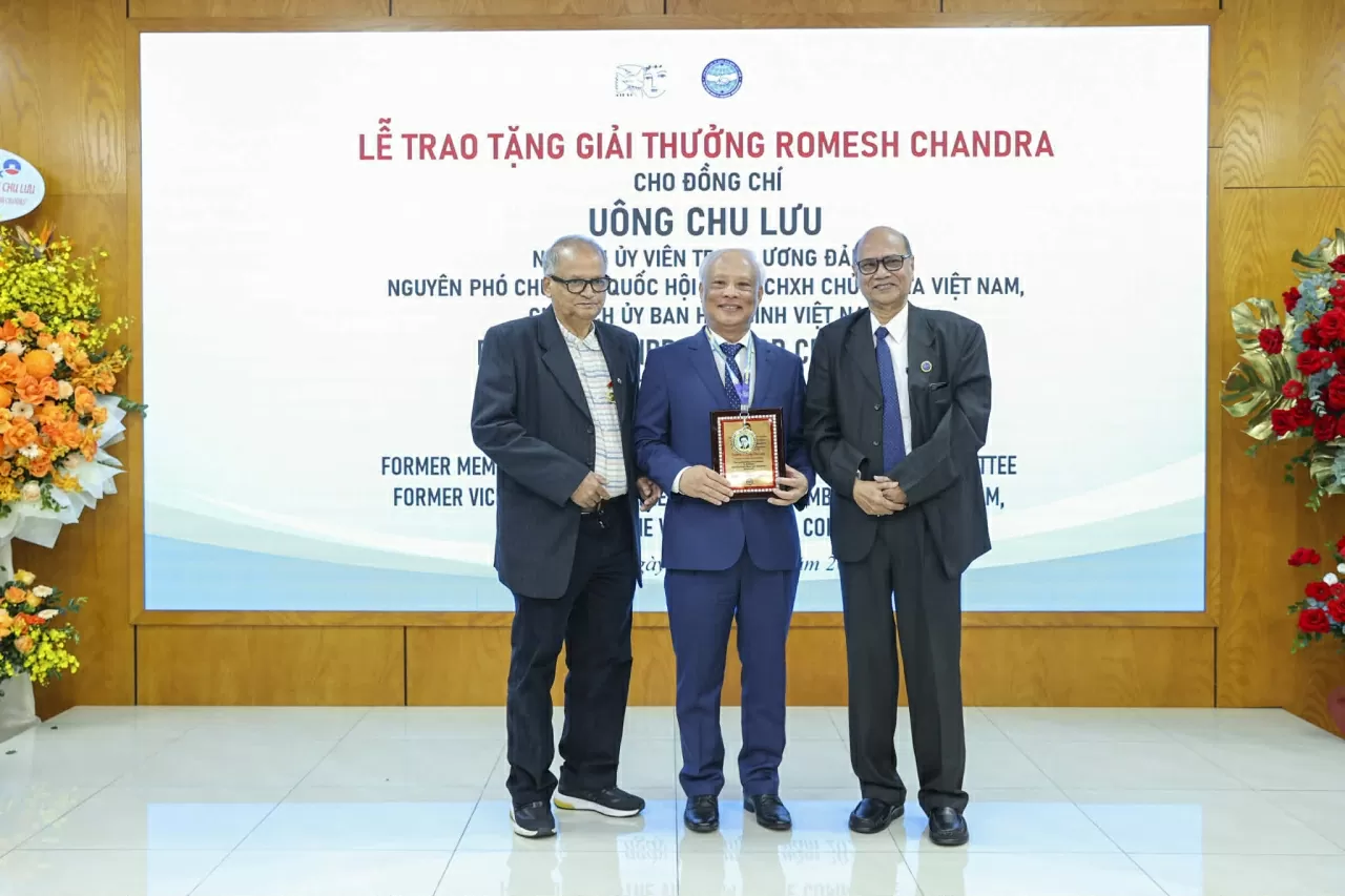 Vietnam Peace Committee Chairman Uong Chu Luu receives India's Romesh Chandra Award