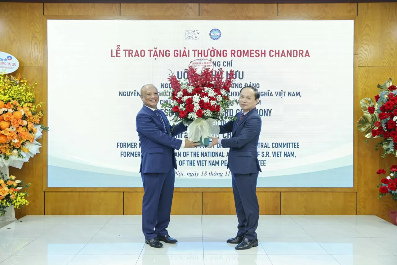 Vietnam Peace Committee Chairman Uong Chu Luu receives India's Romesh Chandra Award