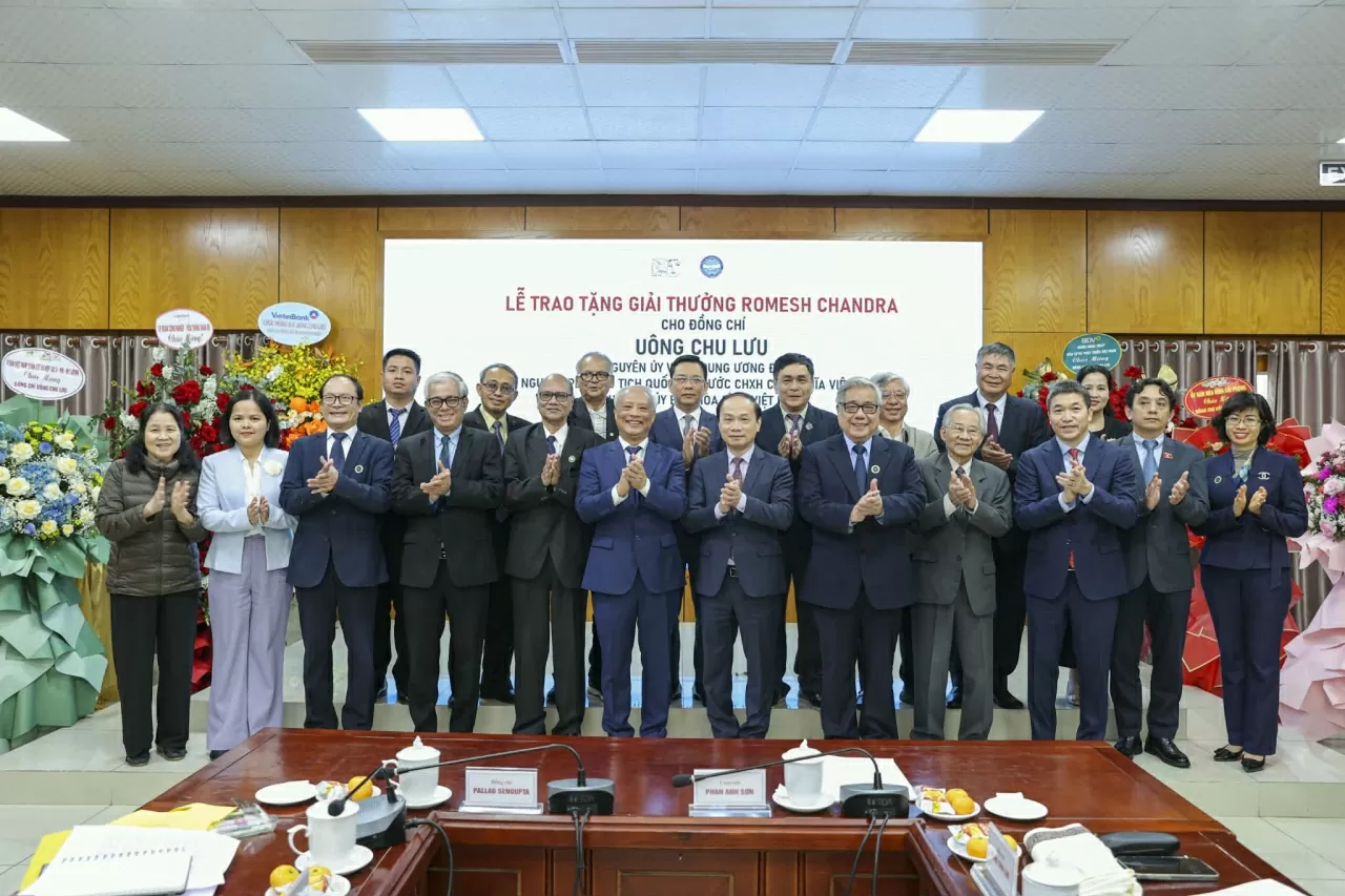 Vietnam Peace Committee Chairman Uong Chu Luu receives India's Romesh Chandra Award