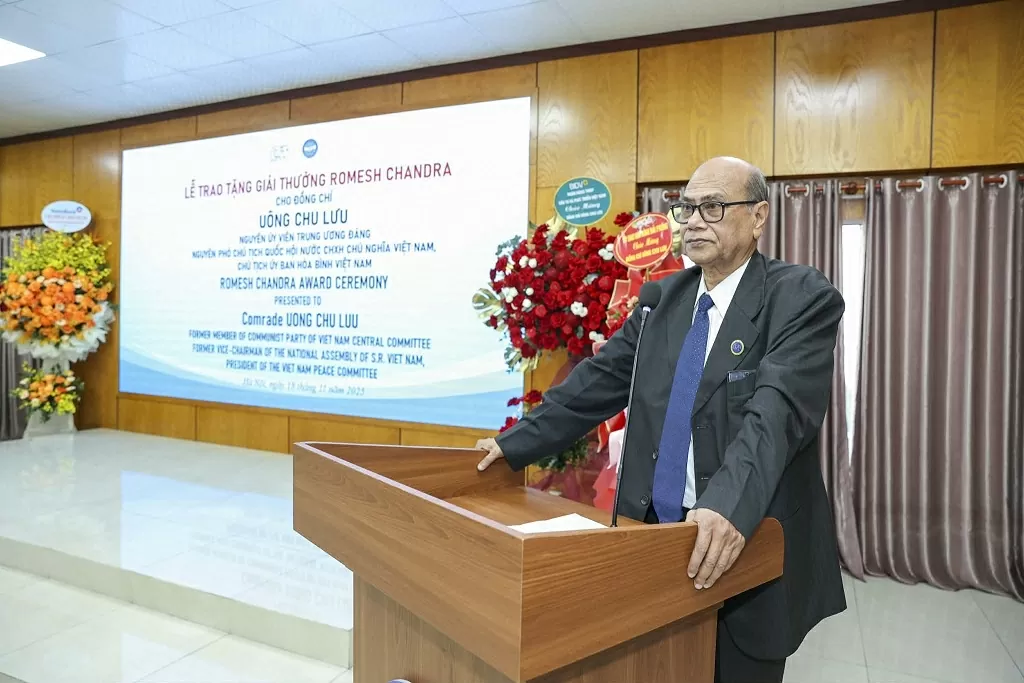 Vietnam Peace Committee Chairman Uong Chu Luu receives India's Romesh Chandra Award