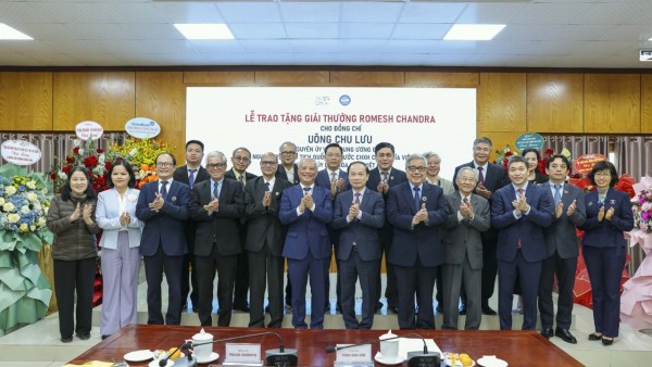 Vietnam Peace Committee Chairman Uong Chu Luu receives India's Romesh Chandra Award