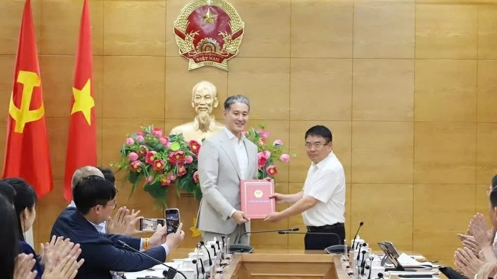 Leaders of Thanh Hoa province handed over the Decision to approve the investment policy and investor of the Thang Long Industrial Park Thanh Hoa project (phase 1) to the representative of Sumitomo Corporation, in May 2025.