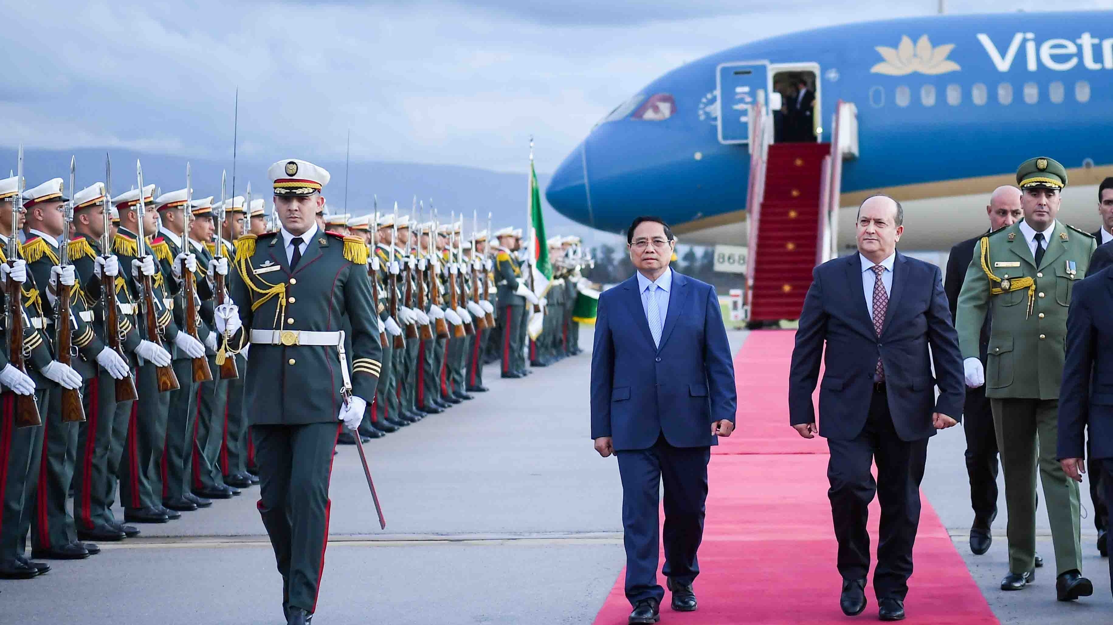 Welcome ceremony held for Prime Minister Pham Minh Chinh and spouse in Algeria