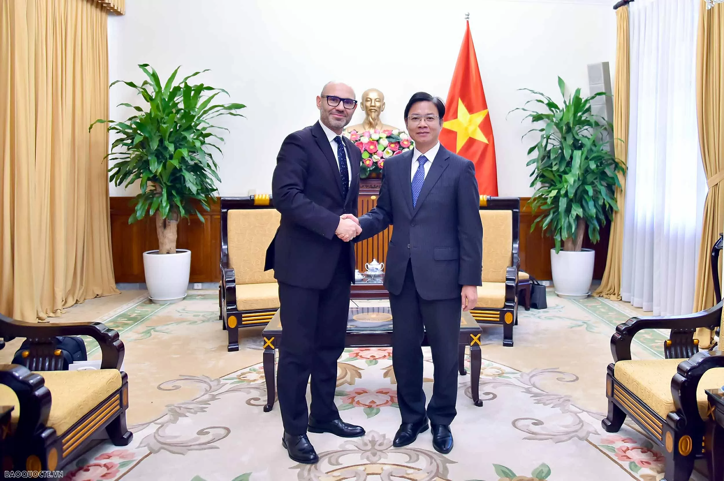 Deputy Foreign Minister Ngo Le Van meets with PCA Secretary-General Deputy Foreign Minister Ngo Le Van meets with PCA Secretary-General