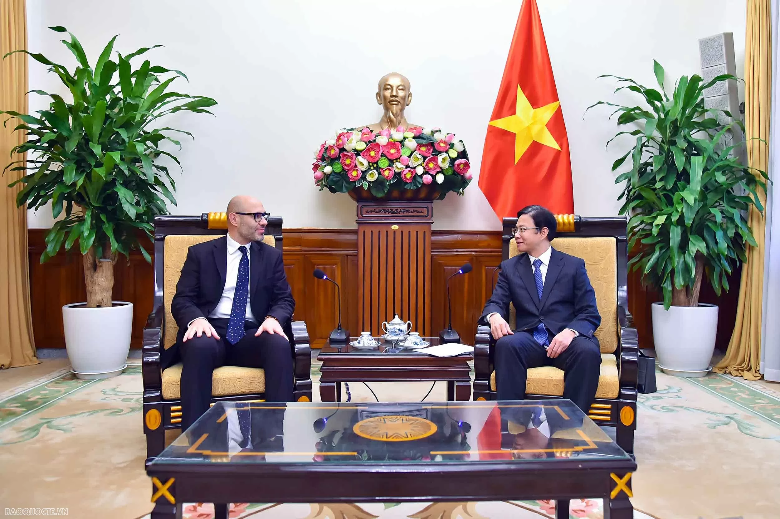Deputy Foreign Minister Ngo Le Van meets with PCA Secretary-General Deputy Foreign Minister Ngo Le Van meets with PCA Secretary-General