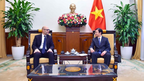 Deputy Foreign Minister Ngo Le Van meets with PCA Secretary-General