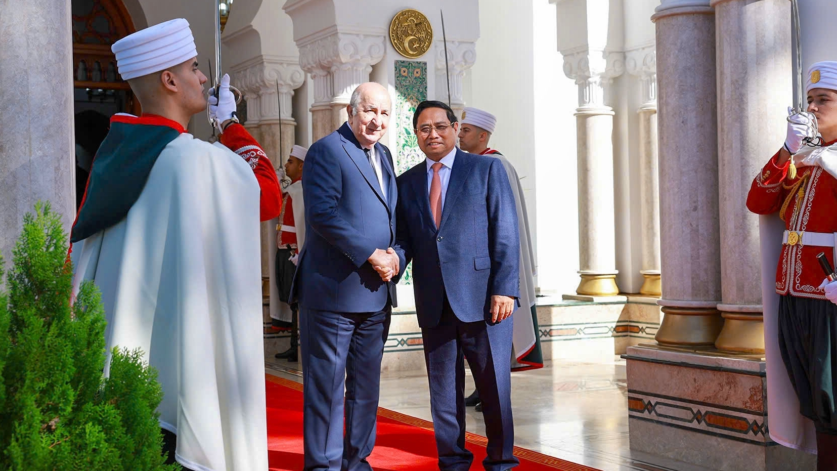 Prime Minister Pham Minh Chinh meets with Algerian President Abdelmadjid Tebboune in Algiers