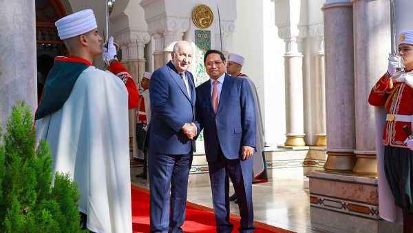 Prime Minister Pham Minh Chinh meets with Algerian President Abdelmadjid Tebboune in Algiers