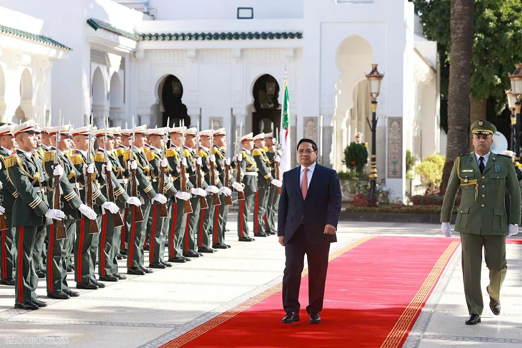 Prime Minister Pham Minh Chinh meets with Algerian President Abdelmadjid Tebboune in Algiers