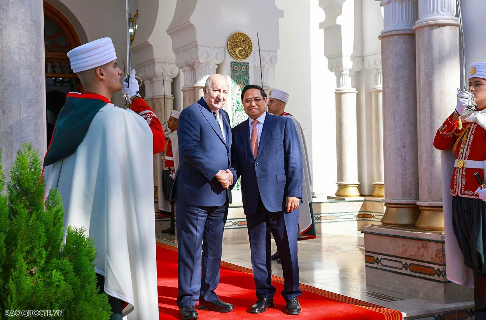Prime Minister Pham Minh Chinh meets with Algerian President Abdelmadjid Tebboune in Algiers