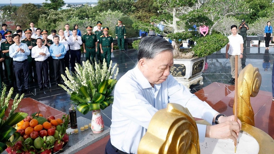 General Secretary To Lam pays floral tributes to President Ho Chi Minh, martyrs in Phu Quoc