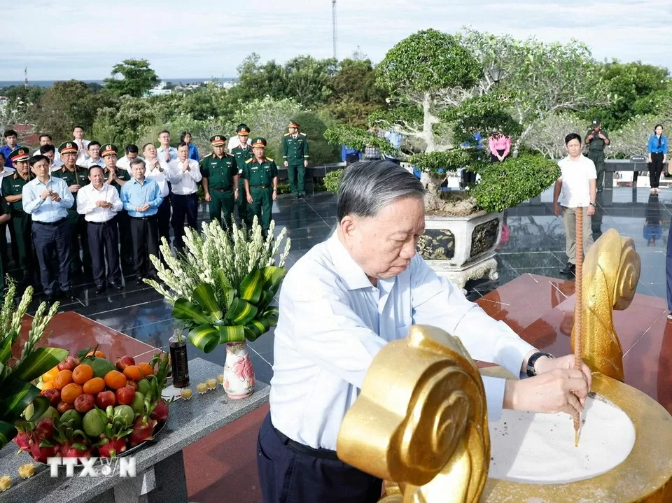 General Secretary To Lam pays floral tributes to President Ho Chi Minh, martyrs in Phu Quoc
