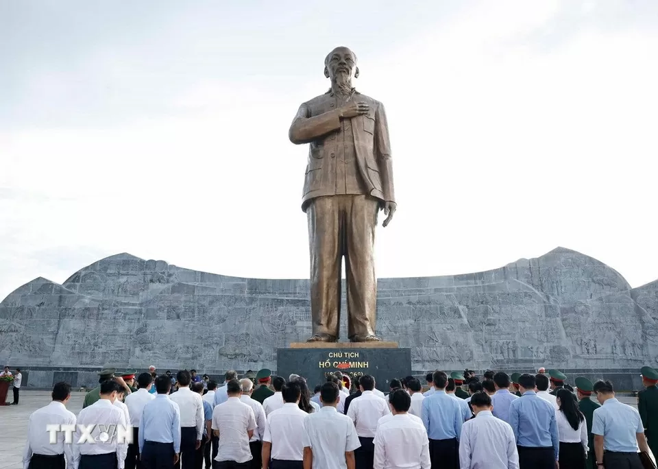 General Secretary To Lam pays floral tributes to President Ho Chi Minh, martyrs in Phu Quoc