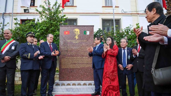 Prime Minister Pham Minh Chinh and spouse attend unveiling of President Ho Chi Minh memorial stele in Algeria
