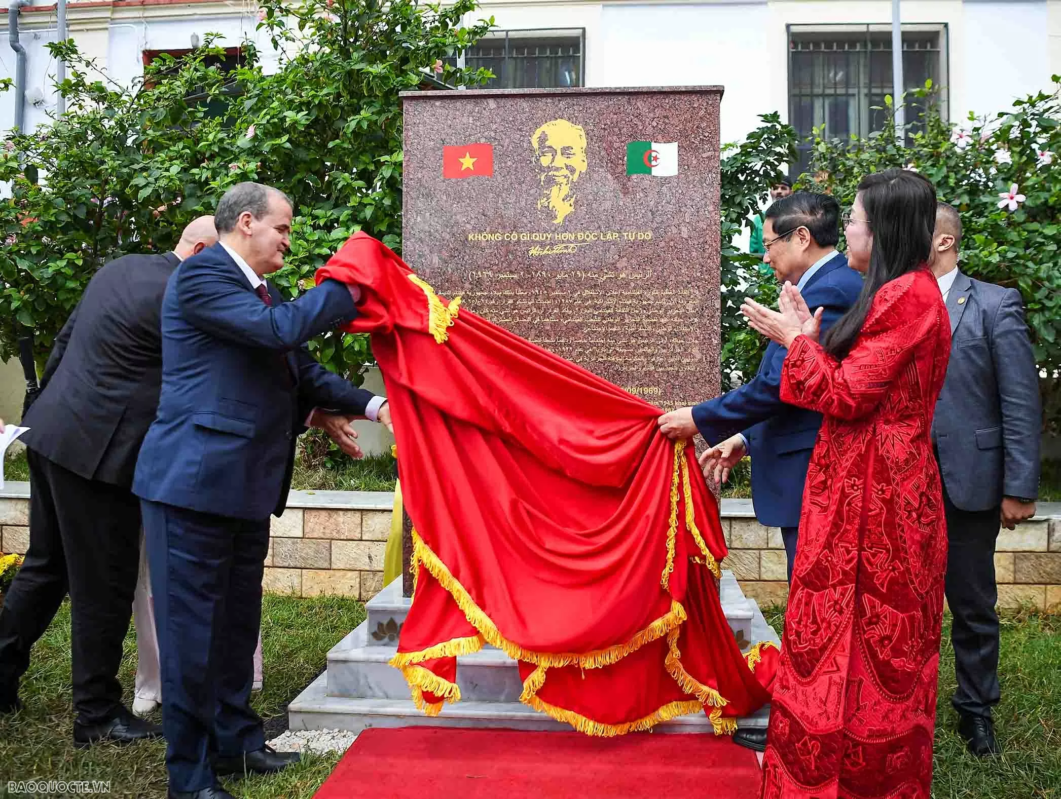 Prime Minister Pham Minh Chinh and spouse attend unveiling of President Ho Chi Minh memorial stele in Algeria