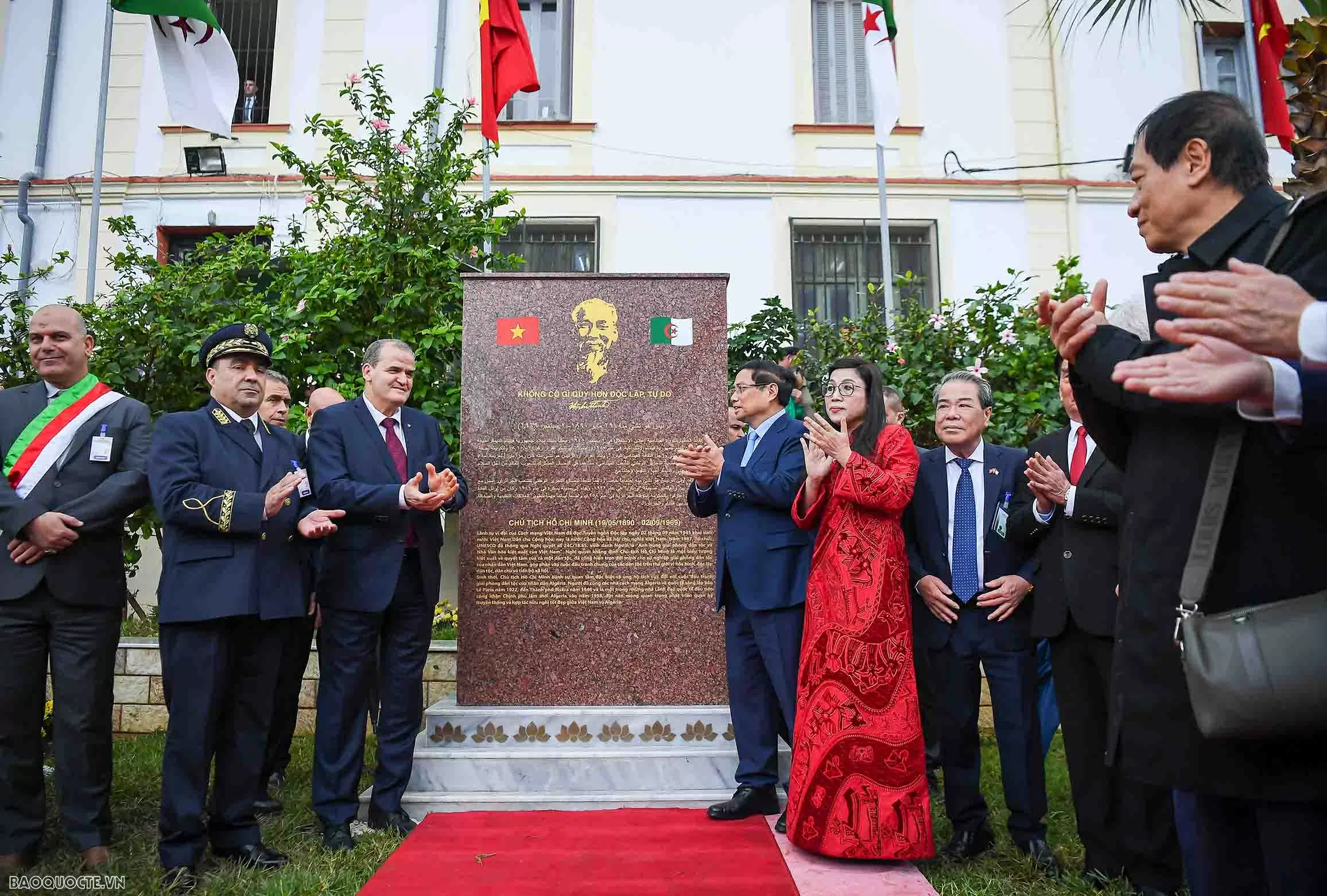 Prime Minister Pham Minh Chinh and spouse attend unveiling of President Ho Chi Minh memorial stele in Algeria