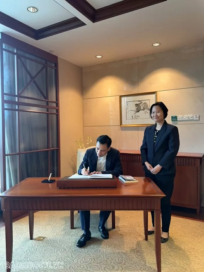 Deputy FM Dang Hoang Giang attends Bloomberg New Economy Forum 2025 in Singapore Deputy FM Dang Hoang Giang attends Bloomberg New Economy Forum 2025 in Singapore