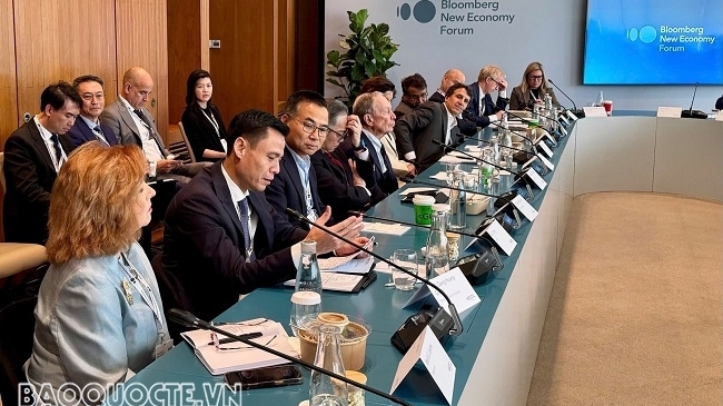 Deputy FM Dang Hoang Giang attends Bloomberg New Economy Forum 2025 in Singapore