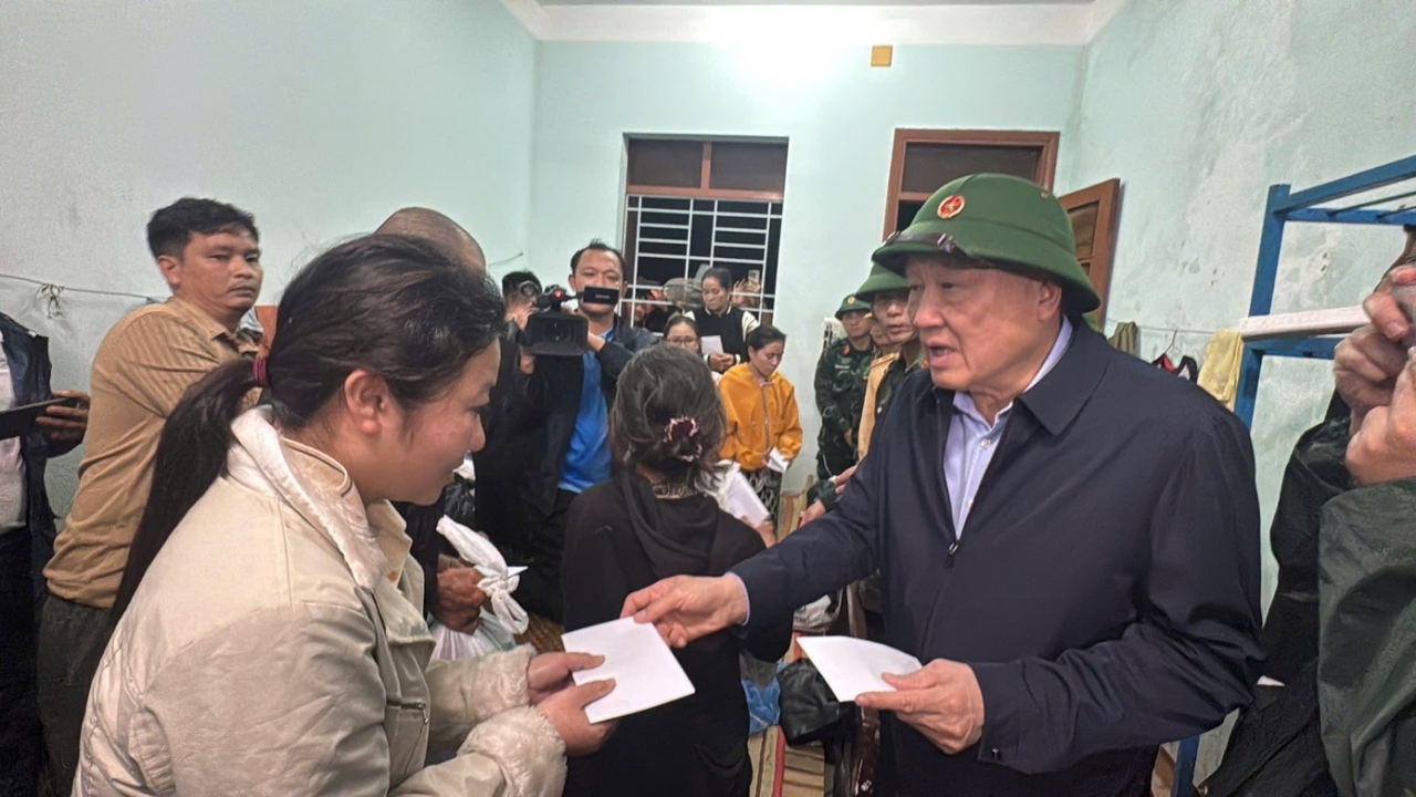 Deputy Prime Minister visits flood-hit Dong Hoa, Dak Lak to support residents and recovery efforts