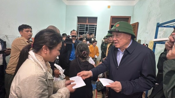 Deputy Prime Minister visits flood-hit Dong Hoa, Dak Lak to support residents and recovery efforts