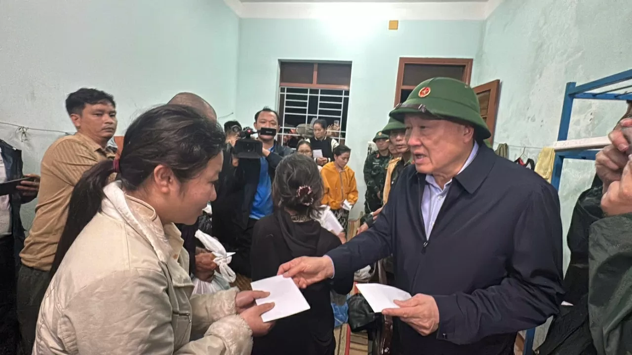 Deputy Prime Minister visits flood-hit Dong Hoa, Dak Lak to support residents and recovery efforts. (Photo: tienphong.vn) Deputy Prime Minister visits flood-hit Dong Hoa, Dak Lak to support residents and recovery efforts. (Photo: tienphong.vn)