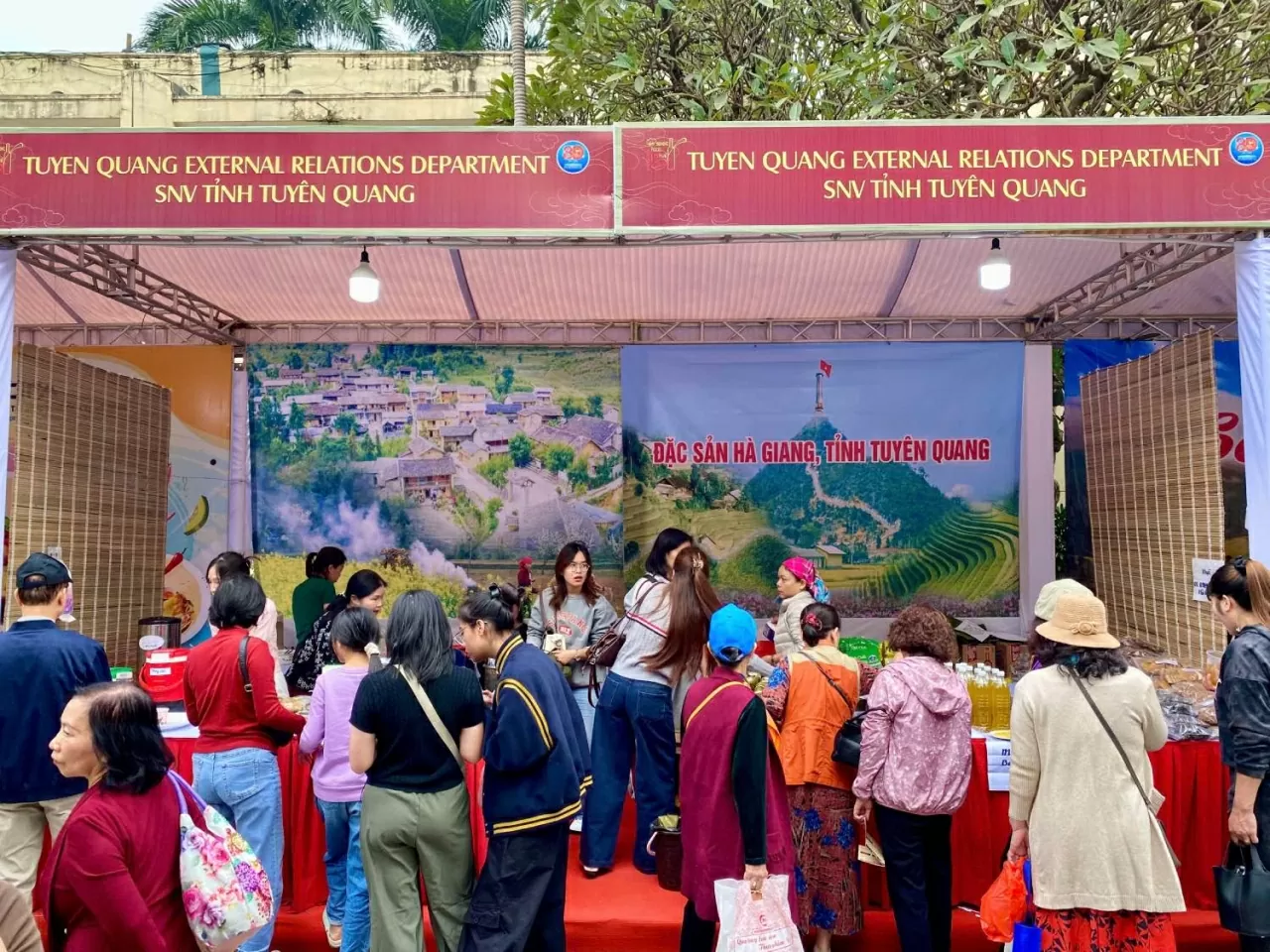 Ngay từ buổi sáng ngày khai mạc, khu vực gian hàng tỉnh Tuyên Quang đã tấp nập người ghé thăm. (Ảnh: Xuân Sơn)