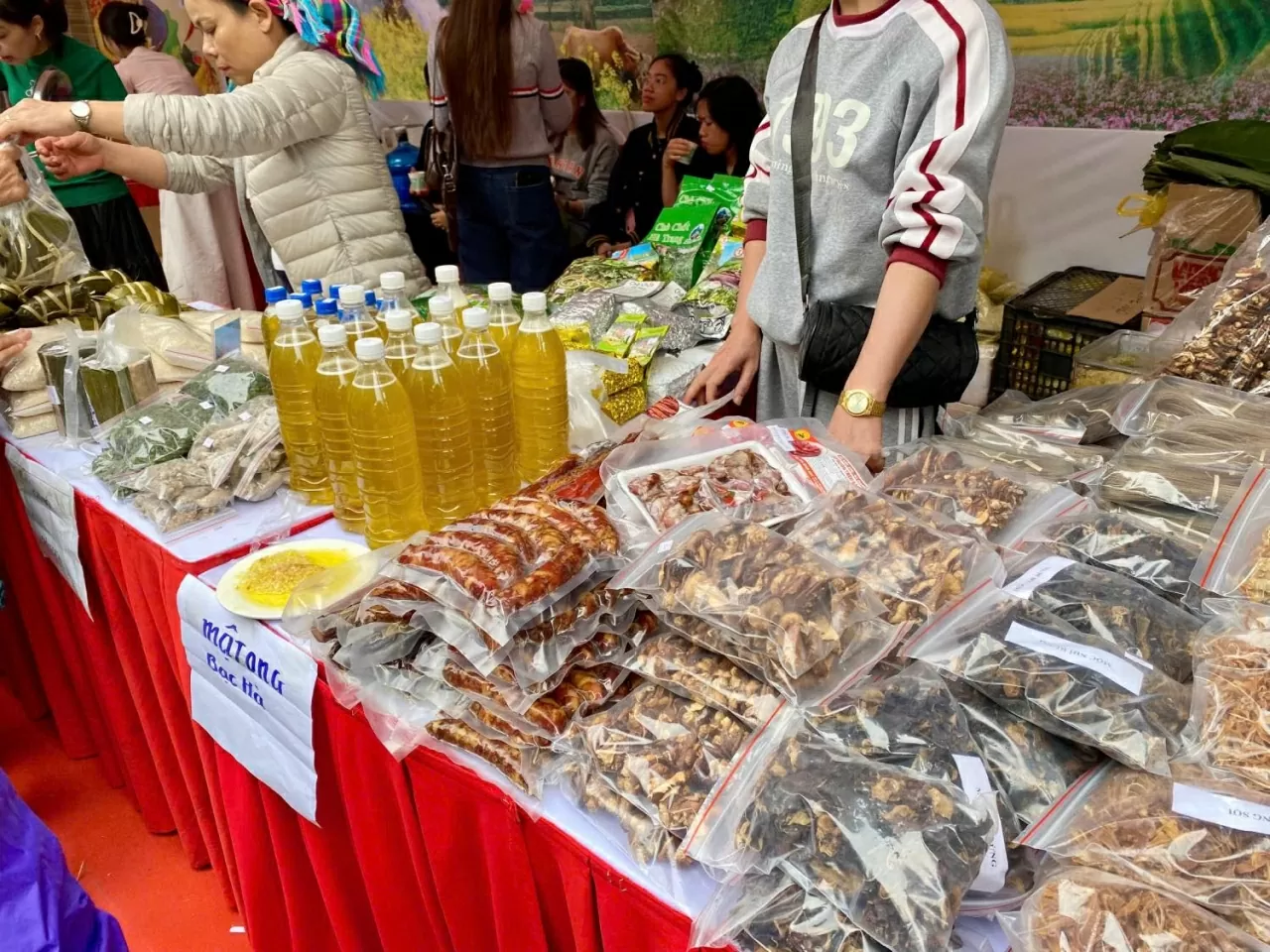 Xôi ngũ sắc, mật ong bạc hà, mật ong hoa tam thất, giò bò, giò ngựa, gạo nếp nương Bắc Mê, lạp sườn hun khói... tạo nên một bức tranh ẩm thực phong phú, phản ánh đời sống văn hóa của các dân tộc vùng Đông Bắc. (Ảnh: Xuân Sơn)