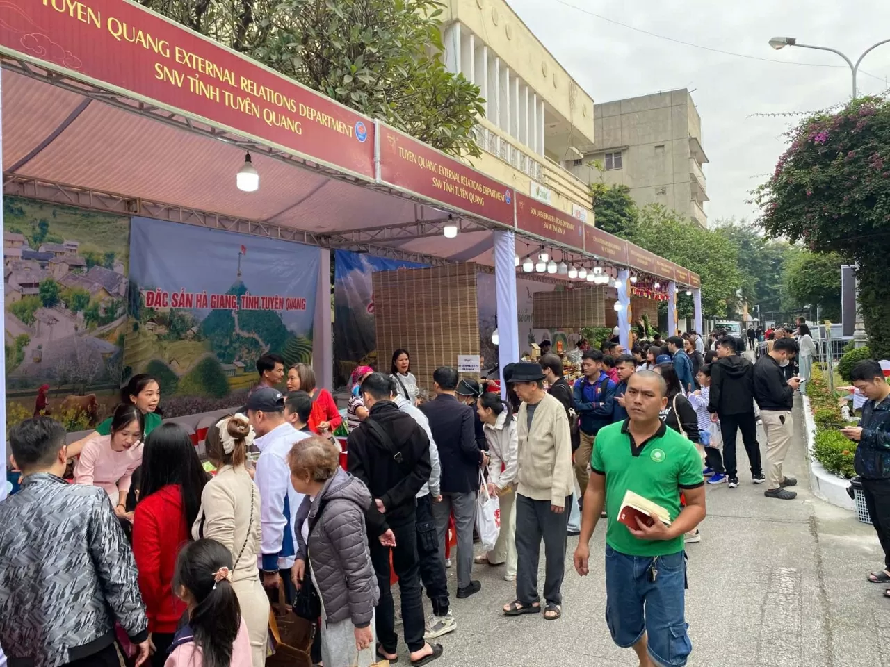 Năm nay, gian hàng Tuyên Quang không chỉ giới thiệu sản phẩm của riêng địa phương mình mà còn kết hợp trưng bày các đặc sản của Hà Giang. (Ảnh: Xuân Sơn)