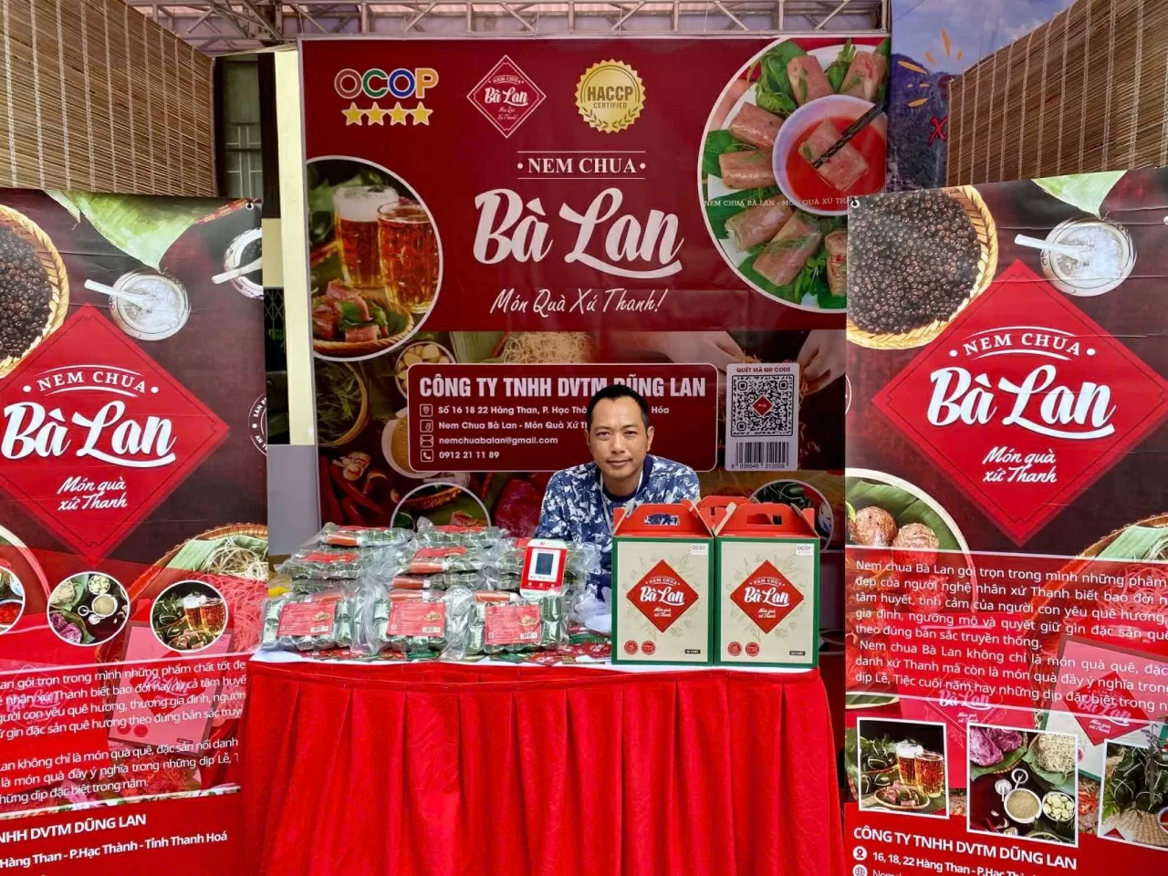 Giữa hàng nghìn cơ sở sản xuất nem chua ở Thanh Hóa, thương hiệu nem chua Bà Lan là đơn vị duy nhất hiện đạt chứng nhận OCOP 4 sao, cùng các tiêu chuẩn chất lượng như ISO 9001:2015 và HACCP. (Ảnh: Xuân Sơn) Giữa hàng nghìn cơ sở sản xuất nem chua ở Thanh Hóa, thương hiệu nem chua Bà Lan là đơn vị duy nhất hiện đạt chứng nhận OCOP 4 sao, cùng các tiêu chuẩn chất lượng như ISO 9001:2015 và HACCP. (Ảnh: Xuân Sơn)