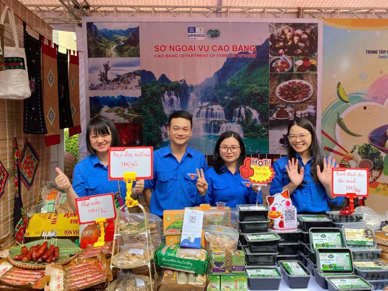 Bà Nông Thị Yến, Bí thư Chi đoàn Sở Ngoại vụ tỉnh Cao Bằng (thứ hai từ phải sang) cùng đội ngũ tại Liên hoan Văn hoá ẩm thực quốc tế 2025. (Ảnh: Xuân Sơn)