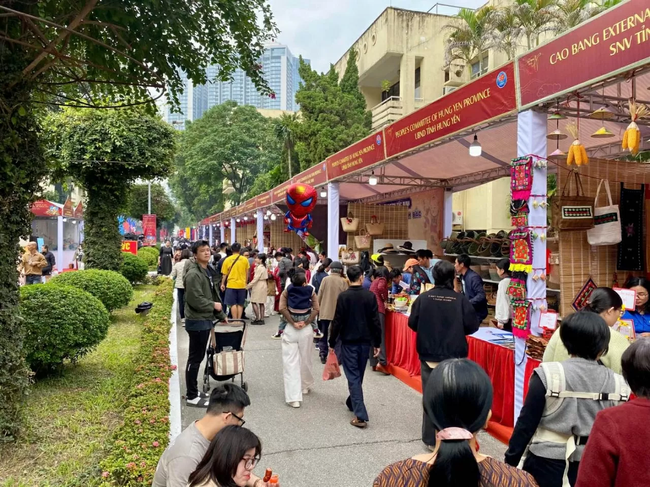 Hơn 120 gian hàng đến từ các Đại sứ quán, Lãnh sự quán, Trung tâm văn hóa nước ngoài, các Sở Ngoại vụ địa phương, doanh nghiệp trong nước và các tổ chức quốc tế tham gia Liên hoan ẩm thực quốc tế 2025. (Ảnh: Xuân Sơn)
