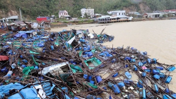 Tuy Hoa Airport reopens, Airlines intensify relief deliveries to the Central Region