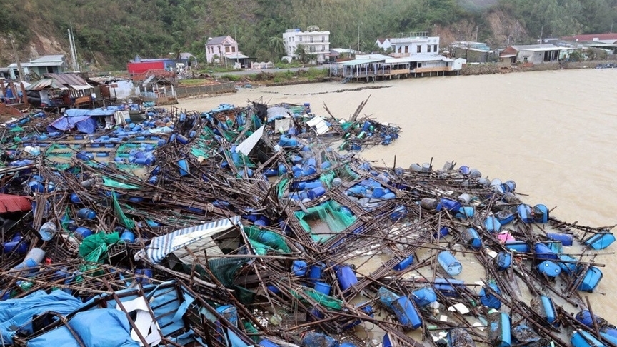Tuy Hoa Airport reopens, Airlines intensify relief deliveries to the Central Region