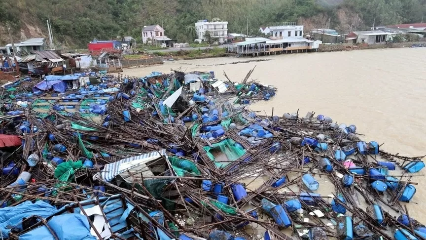 Tuy Hoa Airport reopens, Airlines intensify relief deliveries to the Central Region