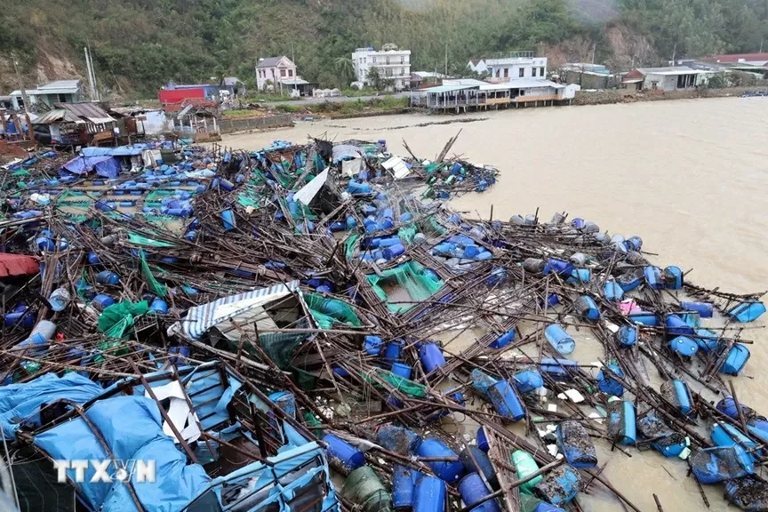 Tuy Hoa Airport reopens, Airlines intensify relief deliveries to the Central Region Tuy Hoa Airport reopens, Airlines intensify relief deliveries to the Central Region