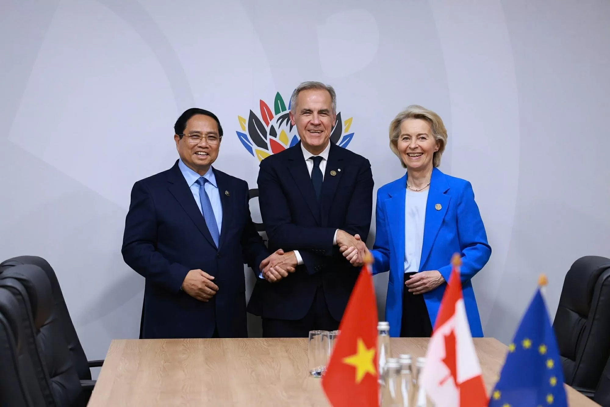 Thủ tướng Chính phủ Phạm Minh Chính đã có cuộc làm việc với Thủ tướng Canada Mark Carney và Chủ tịch Ủy ban Liên minh châu Âu (EU).