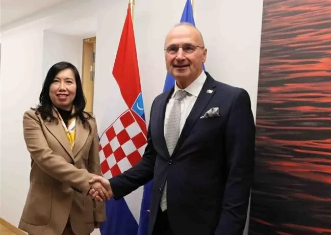 Deputy Minister of Foreign Affairs Le Thi Thu Hang and Croatian Foreign Minister Gordan Grlić Radman. (Photo: VNA) Deputy Minister of Foreign Affairs Le Thi Thu Hang and Croatian Foreign Minister Gordan Grlić Radman. (Photo: VNA)
