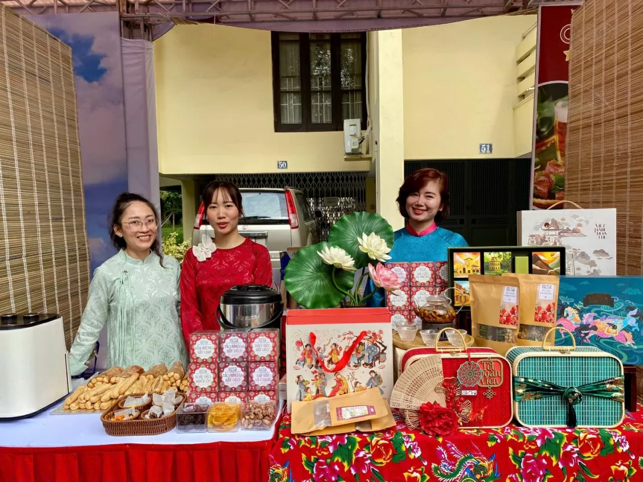 Rất nhiều sản vật địa phương phong phú của Hải Phòng được trưng bày, giới thiệu với thực khách bốn phương. (Ảnh: Xuân Sơn)