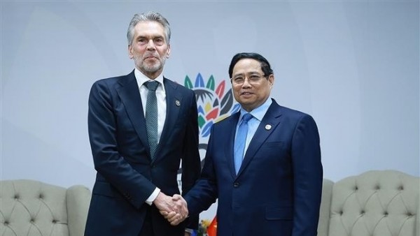 Vietnamese Prime Minister discusses ways to enhance ties with Dutch, Singaporean counterparts in South Africa