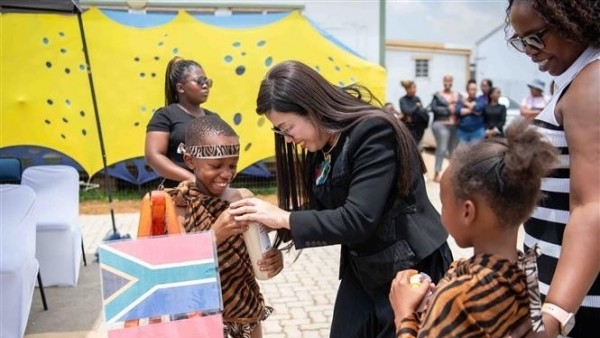 PM’s spouse presents gifts to residents of Tsakane community in South Africa