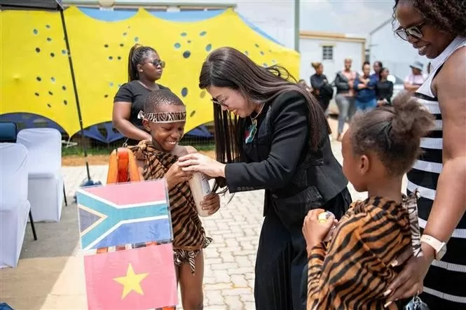 PM’s spouse presents gifts to residents of Tsakane community in South Africa