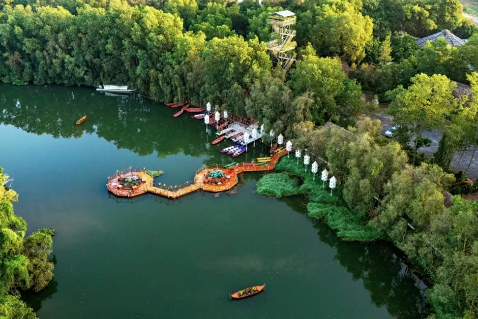 Những lối gỗ uốn lượn soi bóng trên mặt nước mênh mang. Những lối gỗ uốn lượn soi bóng trên mặt nước mênh mang.