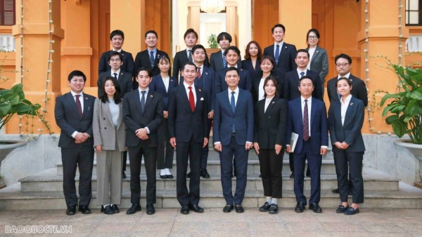 Deputy FM Dang Hoang Giang receives delegation from Japan's Matsushita Institute of Government and Management