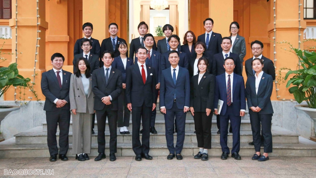 Deputy FM Dang Hoang Giang receives delegation from Japan's Matsushita Institute of Government and Management
